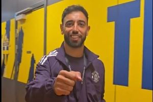 曼联球员已抵达比赛现场，B费领衔、新援库尼亚和莱昂等悉数在列