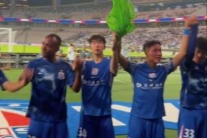 记者晒上海申花赛后谢场视频：领先6分！继续加油！不要放松！