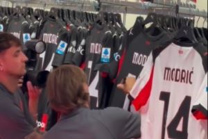 签名版售价多少？莫德里奇在米兰旗舰店为首批上架球衣签名