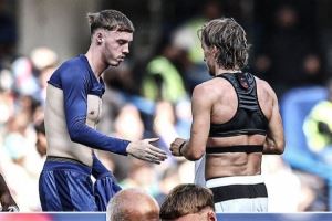 跨越世代的致敬！莫德里奇与帕尔默赛后交换球衣