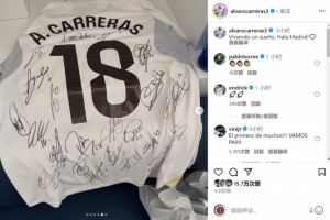 实现梦想！A费社媒晒首秀球衣，上面签满队友的名字