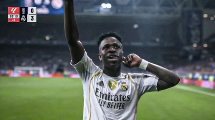 遭皇家奥维耶多球迷狂嘘！维尼修斯进球后指耳朵+指看台回击☝️