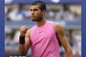 联动！巴特勒现场观看美网男单半决赛 转发阿尔卡拉斯获胜海报