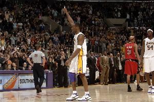 杀手心态！前队友：我把钓到的小鲨鱼拍给科比 他问为何不杀了它