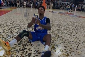 后知后觉！尼克-杨晒名人赛MVP奖杯&赛后受球迷追捧视频！