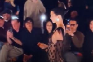 光彩夺目！肯达尔-詹娜性感走秀亮相巴黎时装周