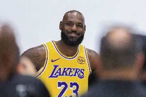 雷迪克：詹姆斯本周在球场和健身房进行了个人训练