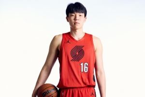 媒体人：杨瀚森在球权有限的情况下要从防守端做起 加强篮板球