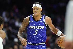 新赛季更进一步！班凯罗上半场6中4得14分7板2助1帽 罚球6中5