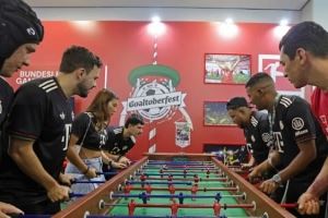 拜仁参加巴西啤酒节活动，卢西奥到场和球迷亲切互动并签名