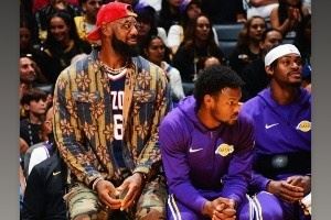 老父亲的骄傲！詹姆斯晒出多张自己身穿小儿子布莱斯球衣观赛照